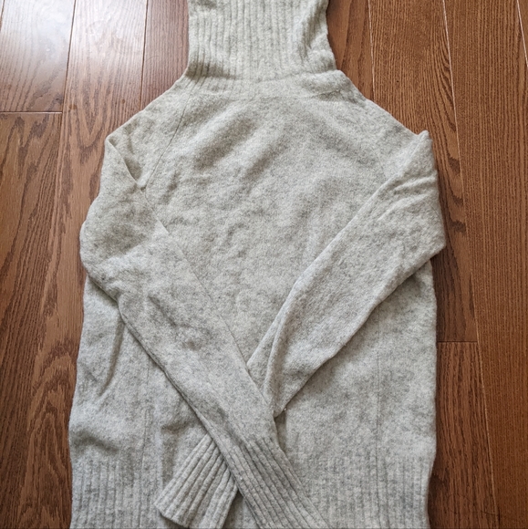 Aritzia Wilfred Plutarch sweater in Cream/Grey - Picture 6 of 6